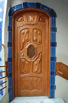 Porte en bois clair, encadrement bleu.