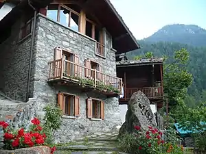 Une maison paysanne en style valdôtain à Crétaz, hameau de Valtournenche.