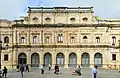 Vue de la façade est de l'hôtel de ville de Séville, qui montre la différence entre le style plateresque de la moitié sud et le style plus dépouillé de la moitié nord.