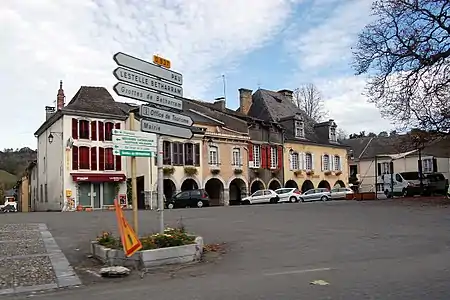 Mairie et office du tourisme.