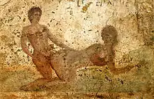 Un homme nu, à genoux, pénètre une femme nue à quatre pattes.