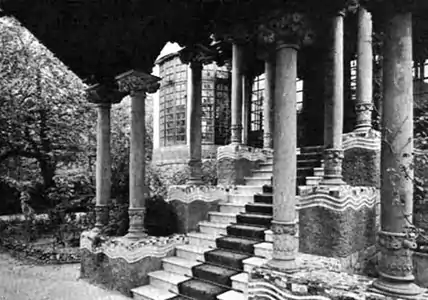 Escalier d'entrée de la Casa Llorach.[style à revoir].