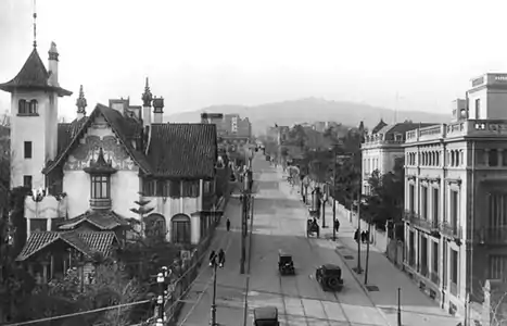 Carrer Muntaner, avec le Tibidabo en face. La maison se trouve à gauche.