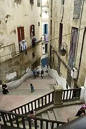 Photographie en couleur d'une vue en contre-plongée d'une rue.