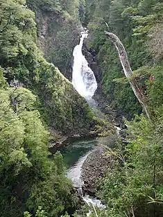 Vue de la cascade Chachín, située 60 km à l'ouest de San Martín de los Andes, dans la zone du lac Nonthué. Sa hauteur est de 30 mètres.