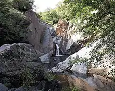 Affleurement de schistes ordoviciens, au niveau de la cascade du Salt Gros, sur la Castellane, à un kilomètre au nord-ouest du village de Catllar.