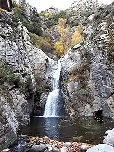 Cascade du Saint-Vincent (trois kilomètres au sud-est du village), dans les Gorges du Saint-Vincent. La rivière a creusé une gorge profonde dans le granit hercynien de ce secteur du massif du Canigou.