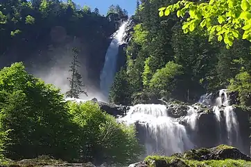 En mai, la cascade d'Ars est à son plus fort débit.