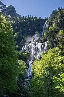 La cascade d'Ars en mai.