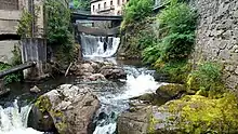 Photo en contre-plongée de la cascade de la Durolle dans sa traversée de Thiers au lieu-dit le Creux de l'enfer