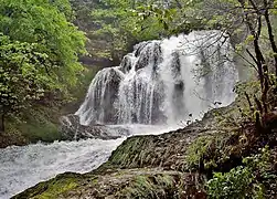 La cascade principale en crue.