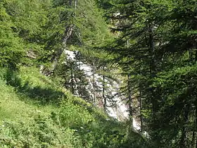 Cascade du Crachet, en aval du lac.