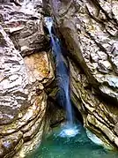 Cascade traversant des couches de dolomie, de calcaire cristallin et de prasinite