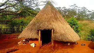 Case de la région du Nord (Cameroun), reproduite à la Fondation Jean Félicien Gacha à Bangoulap, dans la région de l'Ouest (décembre 2015).