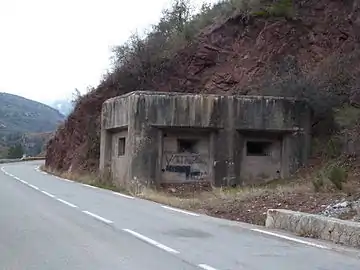 Casemate vue du nord en venant du bourg de Guillaumes par la route de rive droite (ouest) du Var.