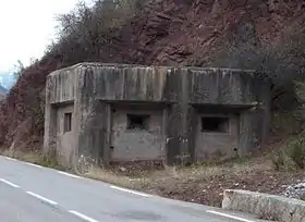 casemate de Guillaumes à trois créneaux à l'entrée amont des gorges rouges de Daluis.