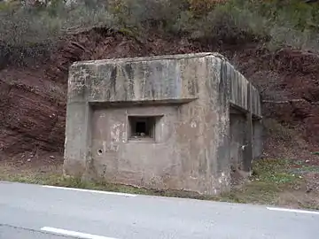 Casemate vue de l'est avec son créneau dirigé vers la route de Tireboeuf située en rive gauche (est) du Var.