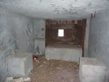 Intérieur de la première salle de la casemate avec son créneau nord pour canon antichar.