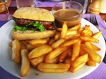 Burger de bœuf du Maine, sauce aux cèpes et frites