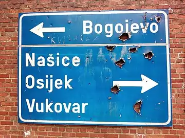 Panneau routier des guerres de Yougoslavie.