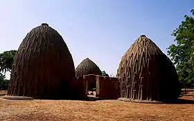 Des habitations en forme d'obus - ou de sein - rehaussée de chevrons gravés.