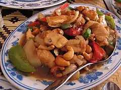 Poulet aux noix de cajou, piments séchés, champignons et poivre, cuisine Thai.