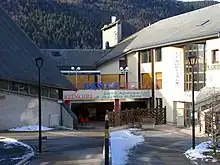 Espace de Loisirs : entrée de la patinoire et du centre nautique près de l'office de Tourisme