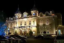 Vue nocturne de la façade principale, en décembre 2009.