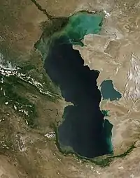 Vue satellite de la mer Caspienne, avec sur sa rive sud un long liseré vert de végétation.