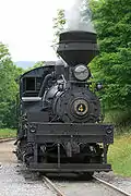 Shay no 4 du Cass Scenic Railroad. On remarque immédiatement le désaxement de la chaudière.