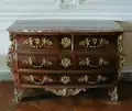 Commode tombeau en placage de palissandre avec trois rangs de quatre tiroirs.