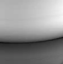 Vue en noir et blanc rapprochée de l'atmosphère de Saturne.