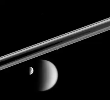 Quasi-alignement de quatre lunes de Saturne.