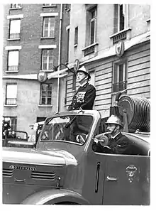 Le Général Casso en revue des troupes sur un camion Hotchkiss - État Major caserne Champéret - 1967
