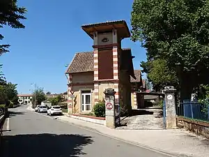 Rue des écoles et maison atypique.