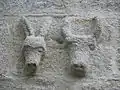 Chapelle de Quillidoaré : têtes d'animaux sculptés sur la façade occidentale.