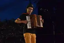  Alain Beurrier de Castanha e Vinovèl jouant de l'accordéon.