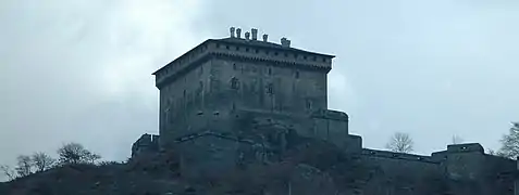 Le château de Verrès, vu depuis la place de l'Europe.