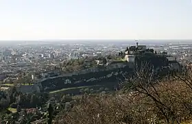 Le château de Brescia au sommet de la colline.