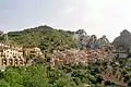 Le village, et au fond, les Dolomites