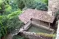 Le lavoir jouxtant un jardin fleuri (août 2011)