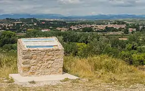 Table d'orientation dominant le village de Pézenas. Castelnau-de-Guers, Hérault, France.