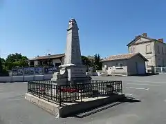 Le monument aux morts.