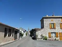 La rue menant à l'église Saint-Martin.