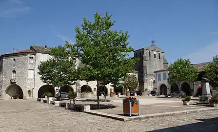 La place de la Liberté, le puits et l'église.