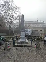 Le monument aux morts situé en face de la mairie.