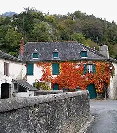 Maisons du village de Castet.