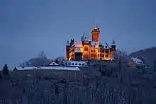 Vue en contrebas du château sous la neige.