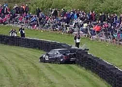 Barrière de pneus anti-sortie de piste sur un circuit automobile.