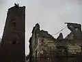 Tour endommagée et bâtiment détruit, avant rénovation